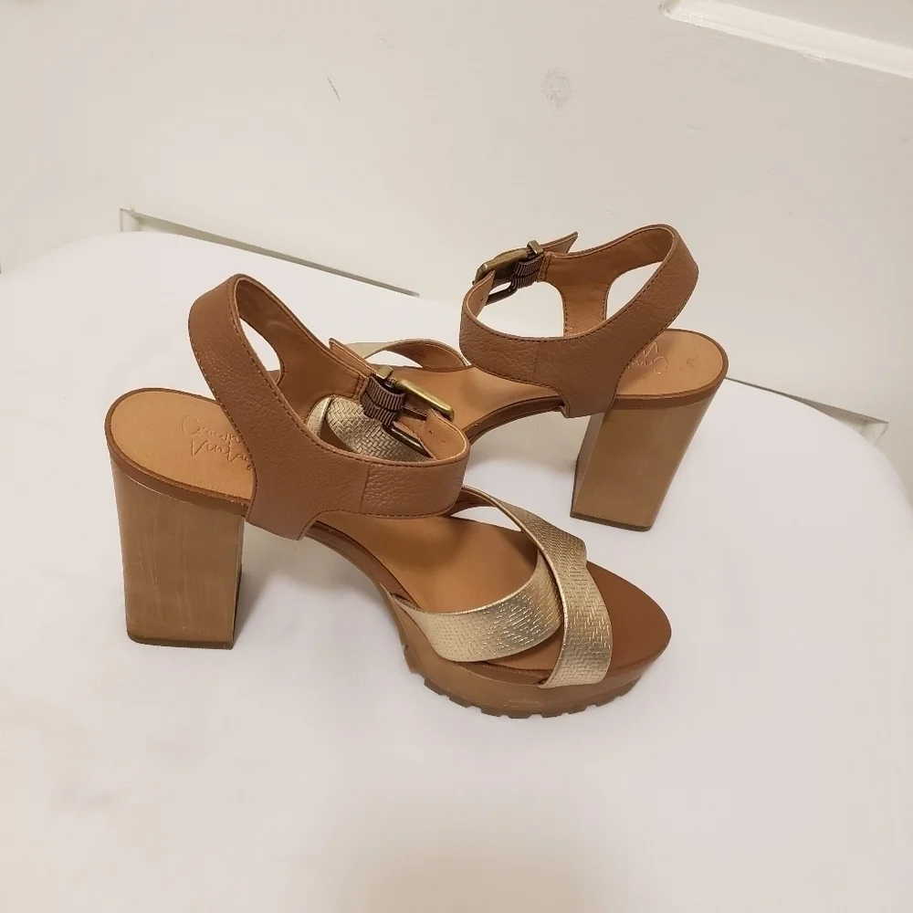 EUC Crown Vintage Goldtone & Beige LeatherPlatform Heels Size 9.5